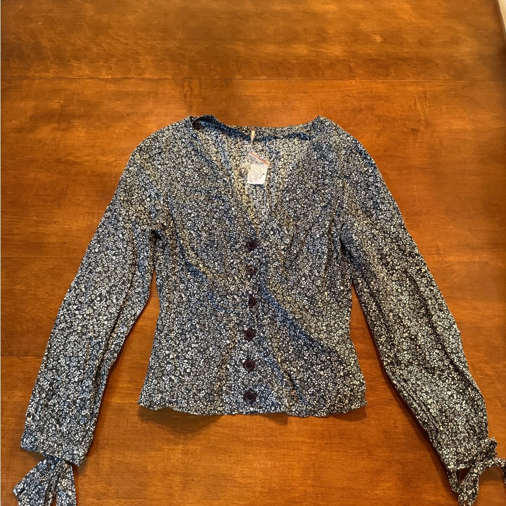 Anthropologie Black and White Floral V-Neck Button-Up Peasant Women's Top